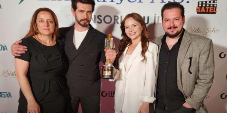 “Yılın Gündüz Kuşağı Dizisi” seçilen Kan Çiçekleri yeniden Times Square Meydanı’nda!