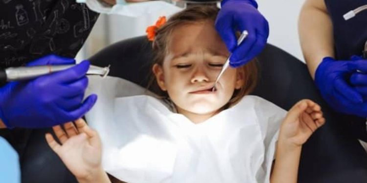 Çocuklarda diş doktoru korkusu nasıl yenilir? Korkunun altında yatan sebepler ve öneriler