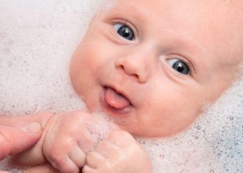 Bebekleri tuzla yıkamak zararlı mı? Yeni doğan bebek tuzlama adeti nereden geliyor?