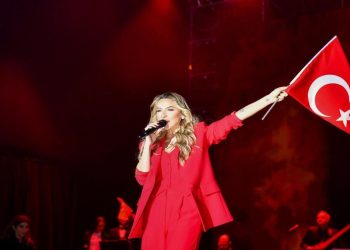 Hadise’den anlam dolu hareket! Cumhuriyet’in 100. yıl konserine özel…