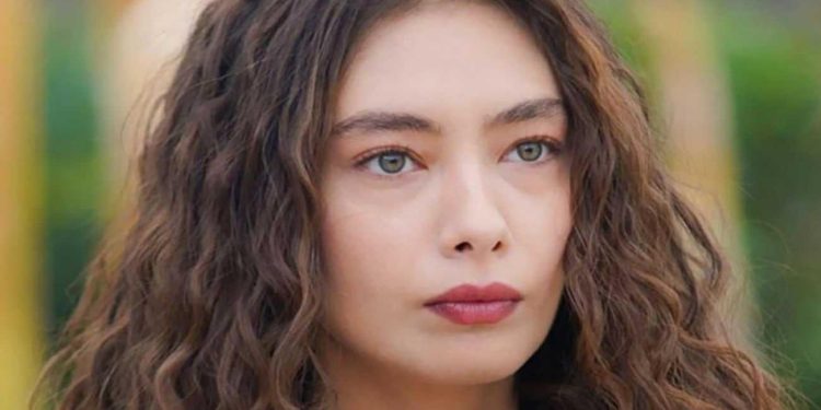 Neslihan Atagül’den Cumhuriyetin 100. Kuruluş yılına özel ödül konuşması!