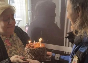 Polisten Türk bayrağı isteyen depremzedeye pastalı sürpriz…