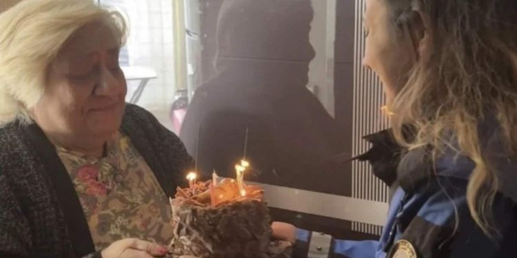 Polisten Türk bayrağı isteyen depremzedeye pastalı sürpriz…