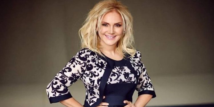 Zeliha Sunal, atık malzemelerden yaptığı gelinlikle hayran bıraktı!